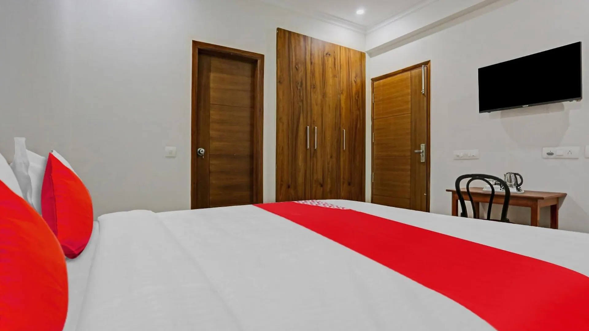 ***  Hotel O Unicorn Rooms Near Omaxe Celebration Mall Gurgaon Hindistan